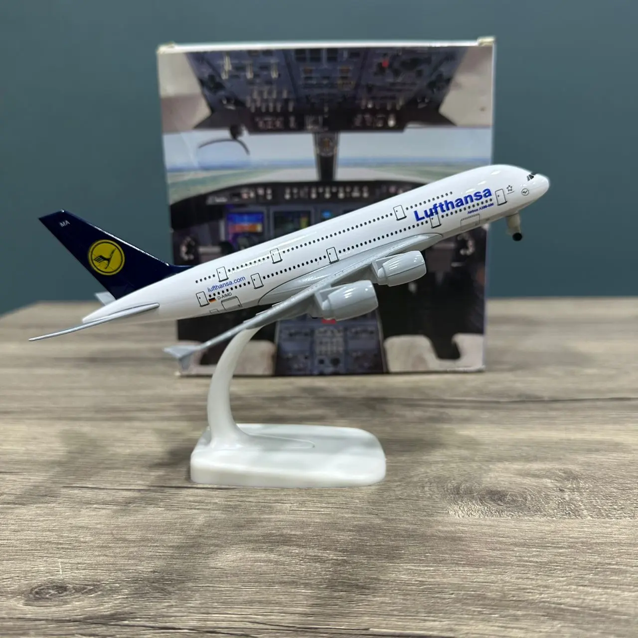 AVION MINI AIRCRAFT MODEL AIRBUS A380 LUFTHANSA 18CM AVEC SUPPORT ET ROUES EN METAL